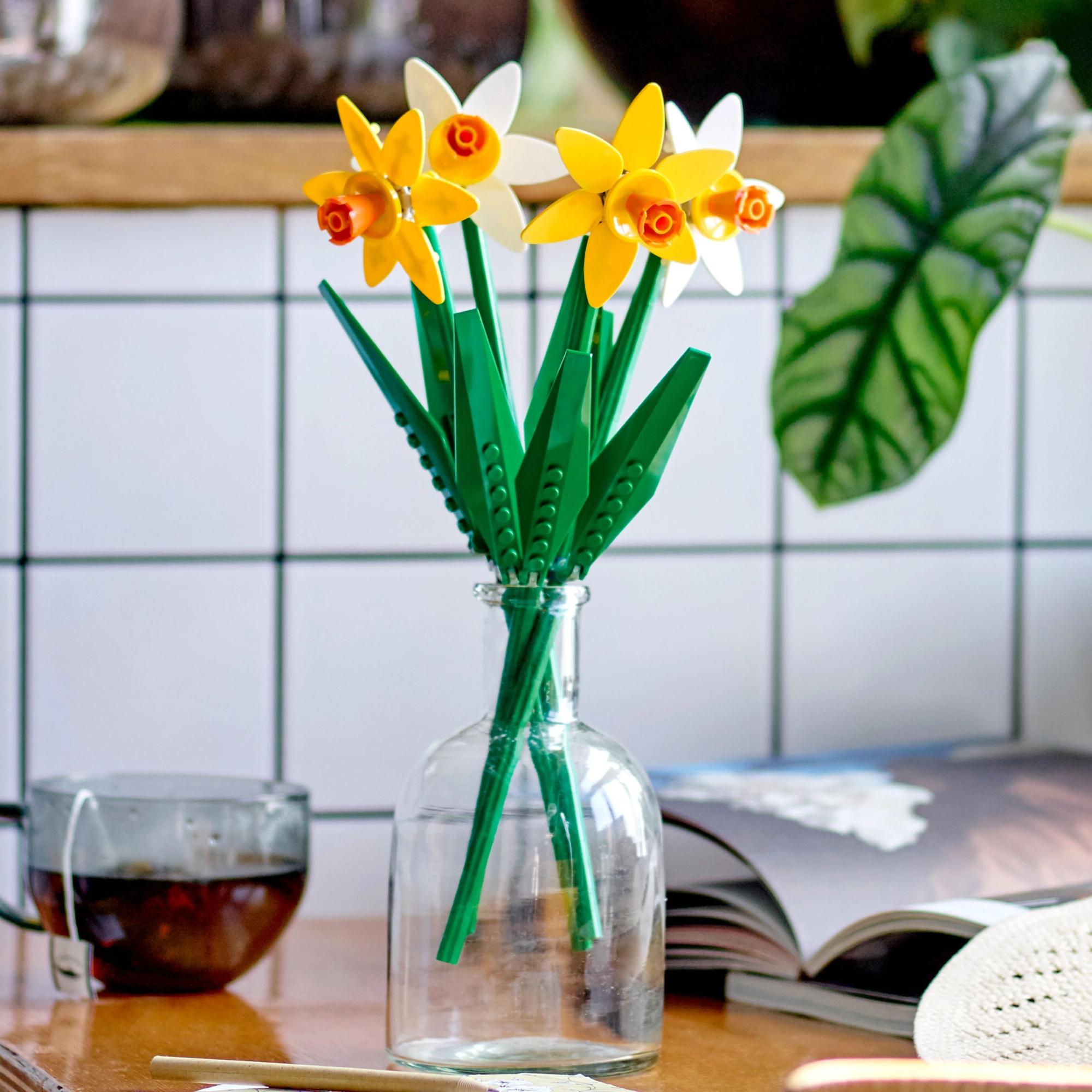 LEGO Iconic: Daffodils (40747)