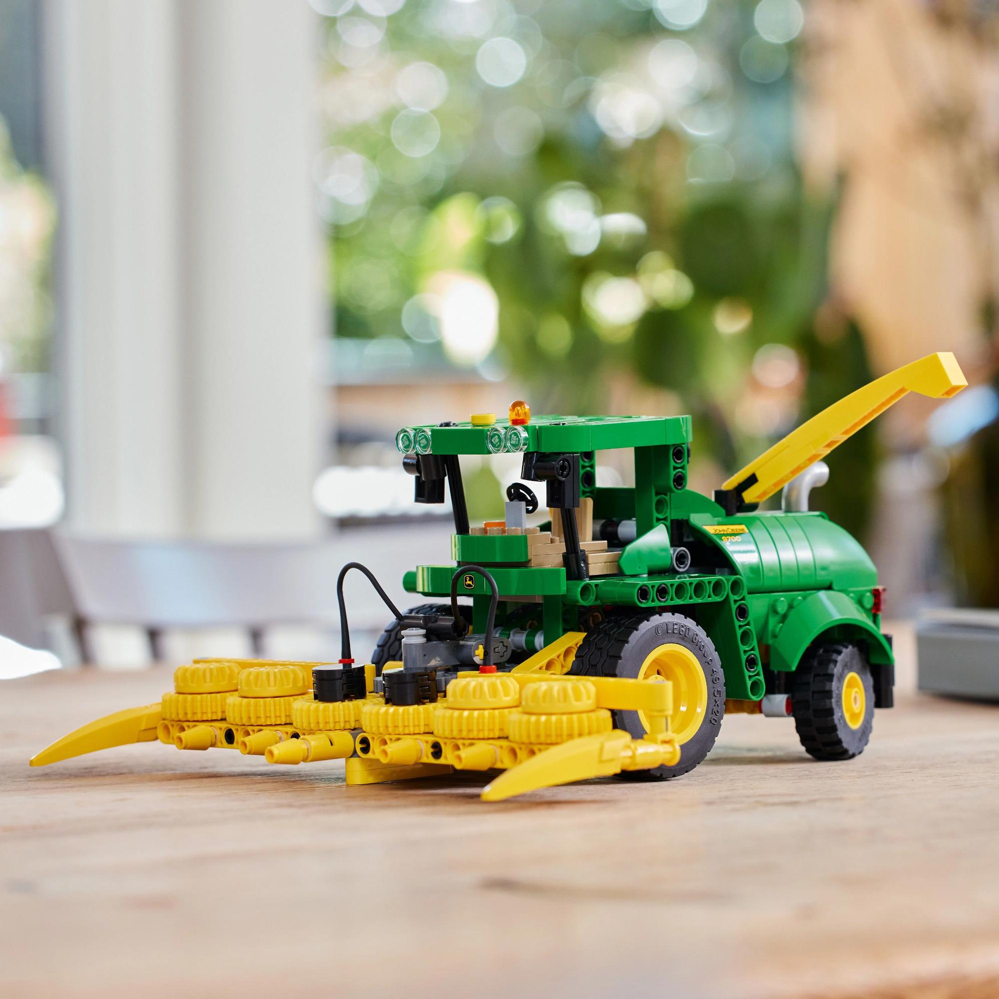 LEGO Technic: John Deere 9700 Forage Harvester (42168)